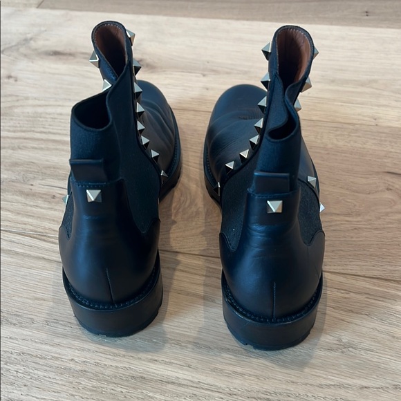 Valentino Garavani Black Studded Chelsea Boots - Picture 6 of 9